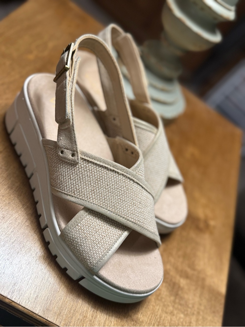 Vionic Comfort Sandals Women’s size 7 Beige Cross Strap Slingback Orthotic